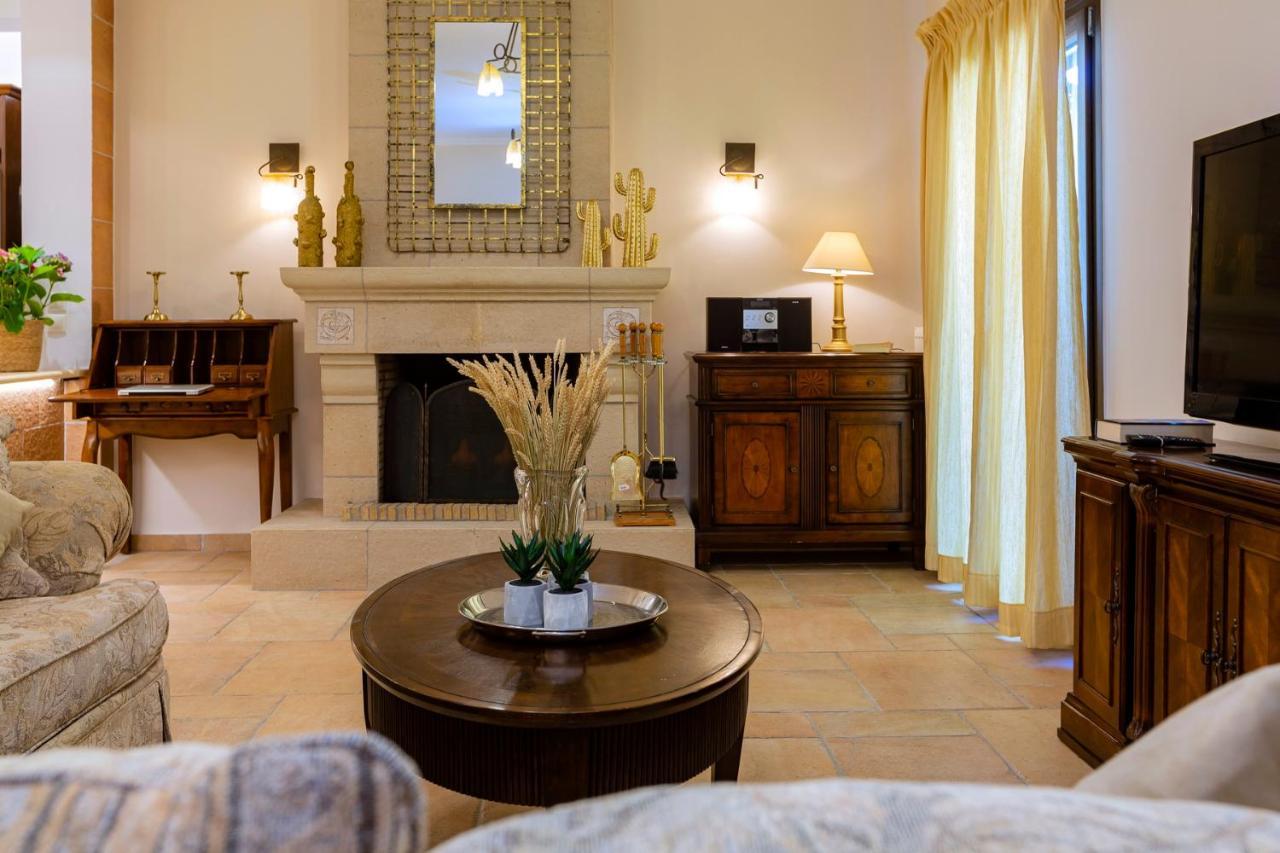 Solaris Methea- Luxury Central Villa By The Castle كاسيوبي المظهر الخارجي الصورة
